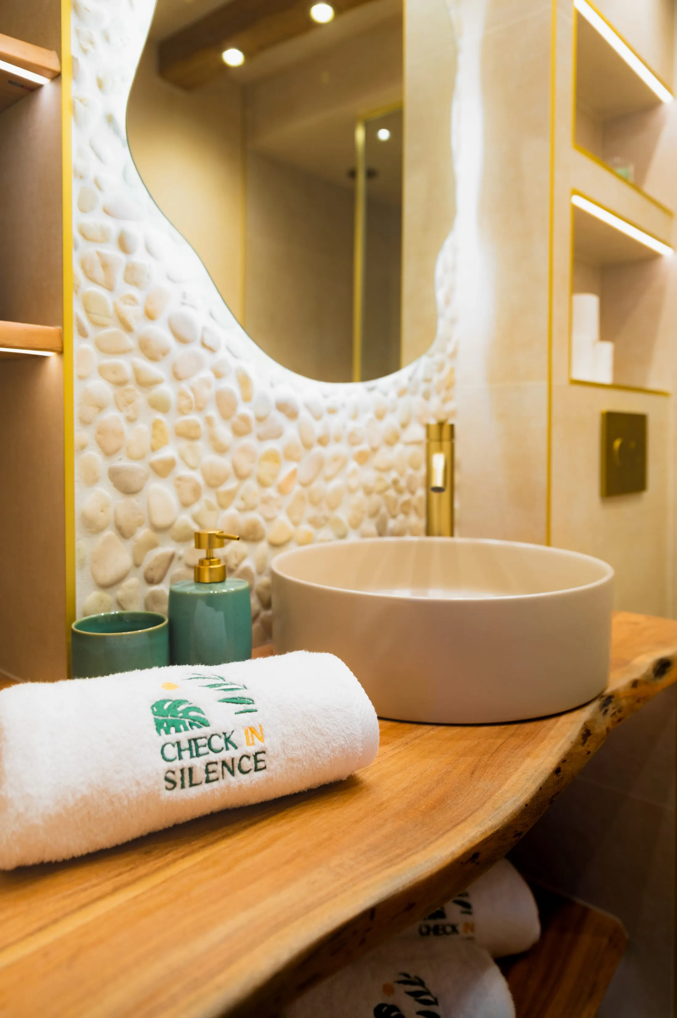 Umywalka i podświetlane lustro w łazience Apartamentu Boho