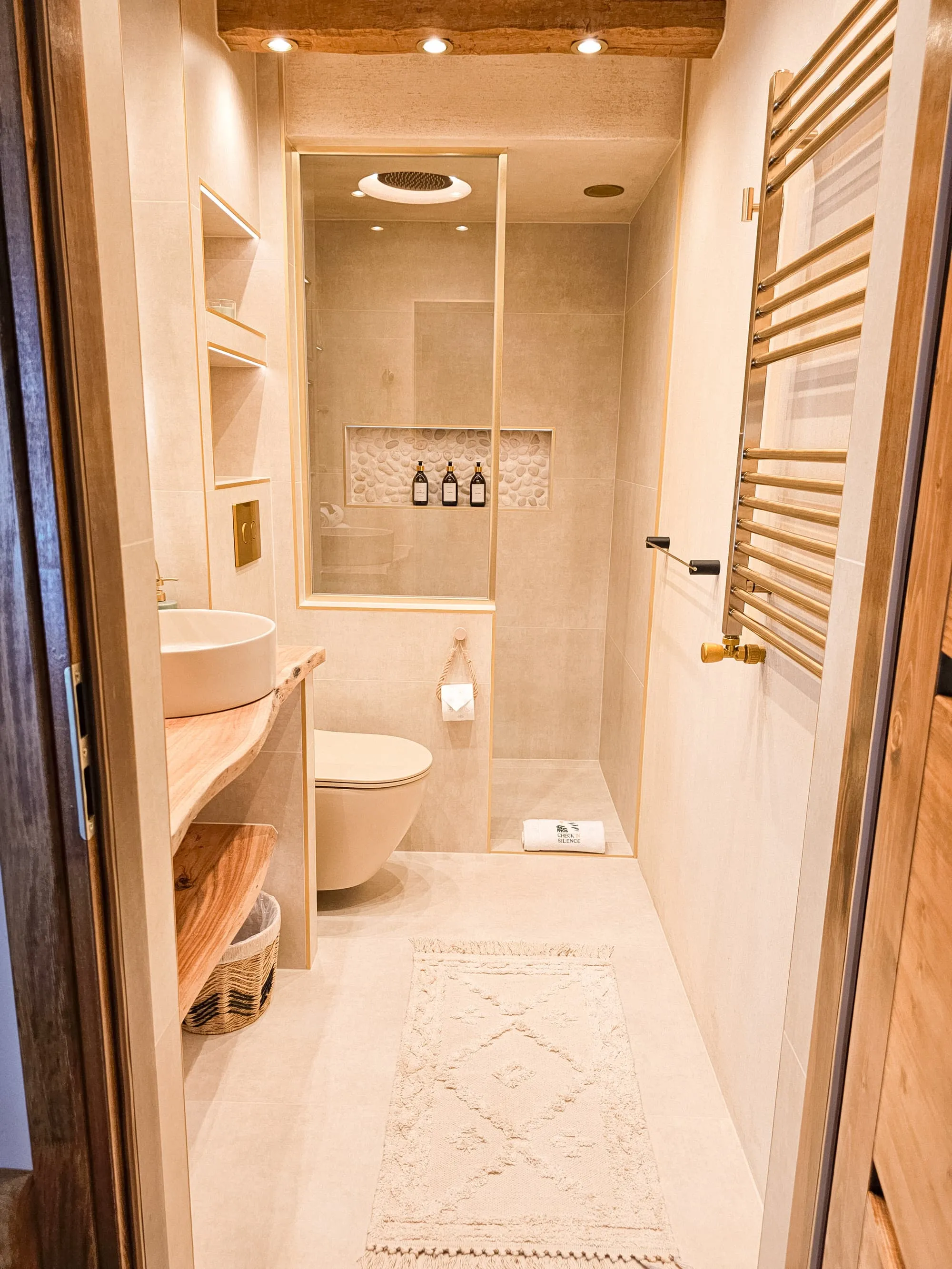 Nowoczesna łazienka Apartamentu Boho z prysznicem