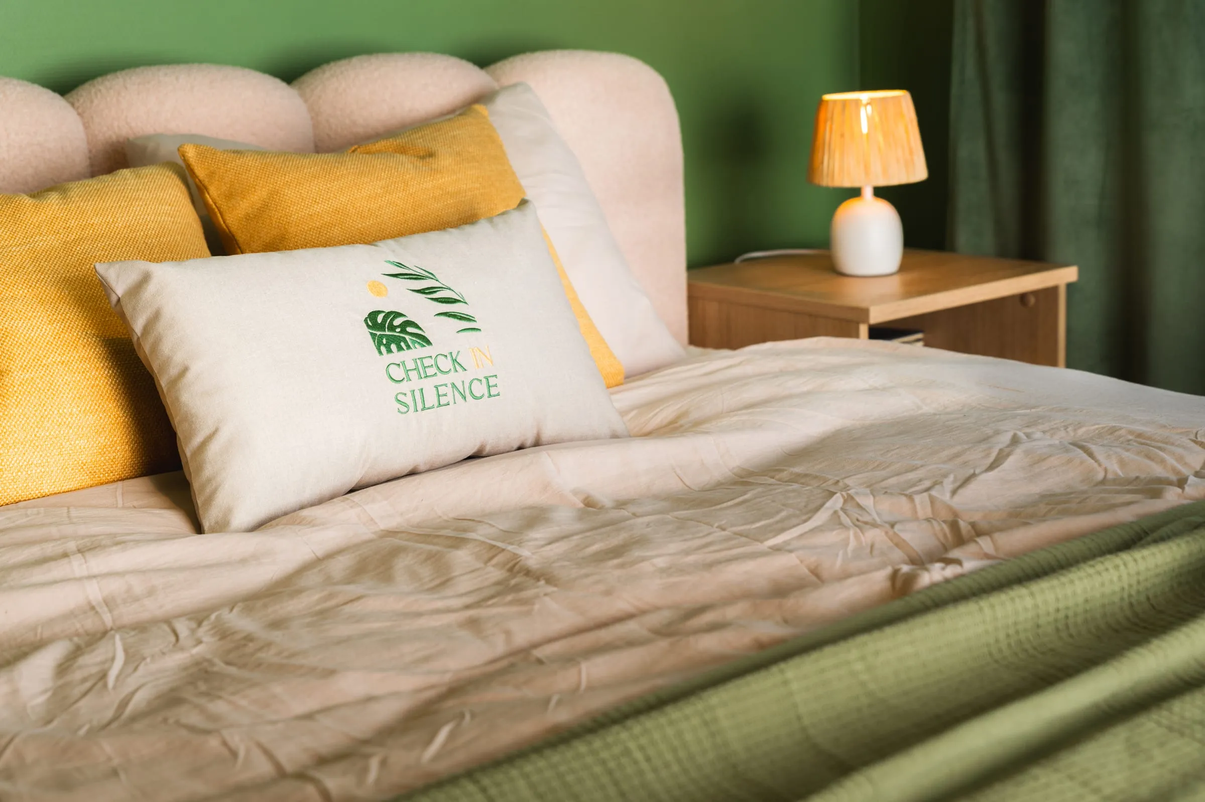 Detal sypialni głównej Apartamentu Boho z poduszką Check in Silence