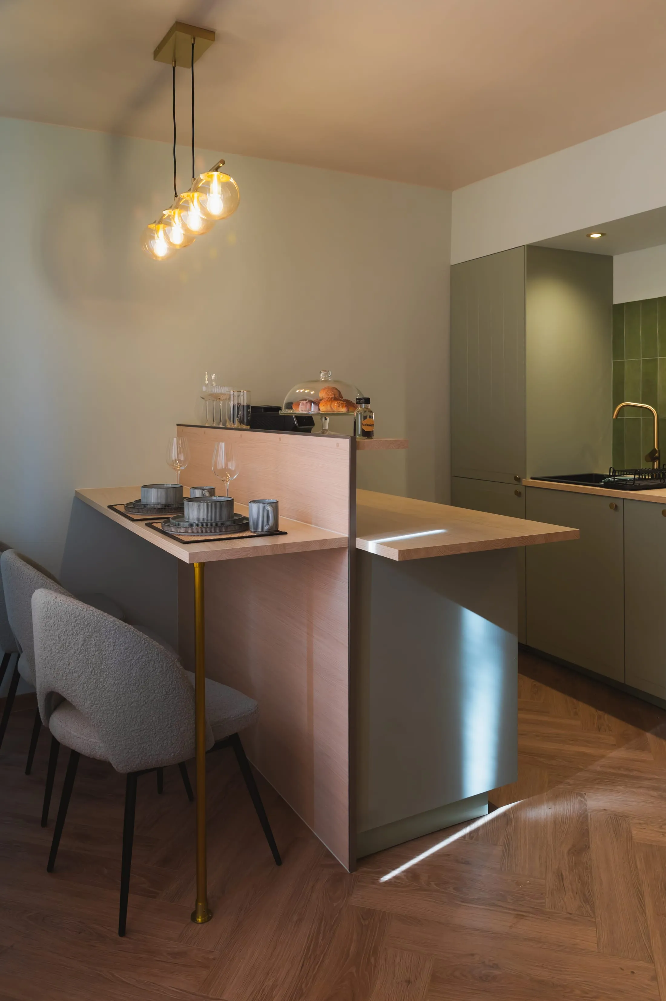 Kuchnia z półwyspem i miejscem do jedzenia w Apartamencie Boho