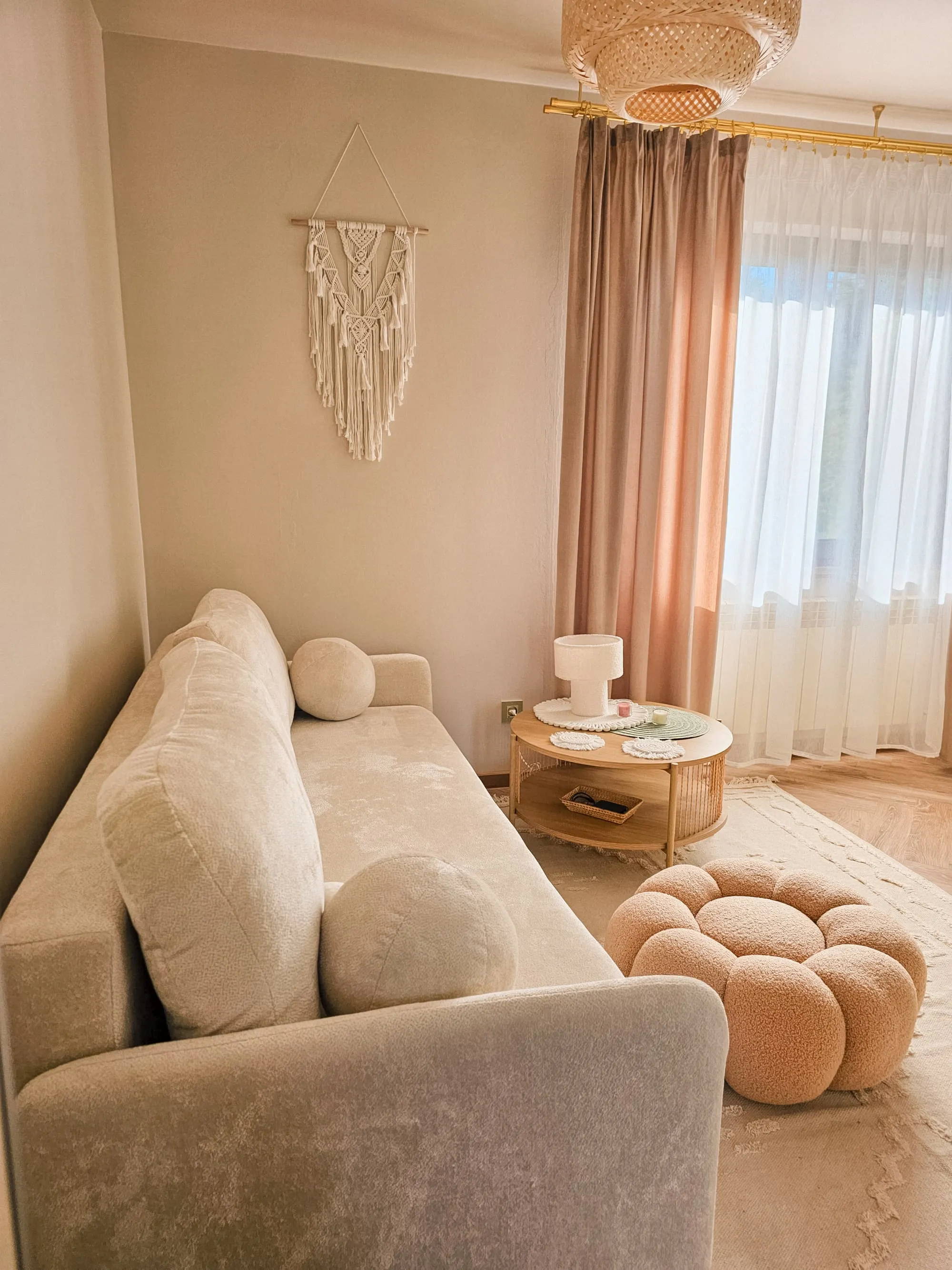 Jasny salon Apartamentu Boho z sofą i okrągłym stolikiem