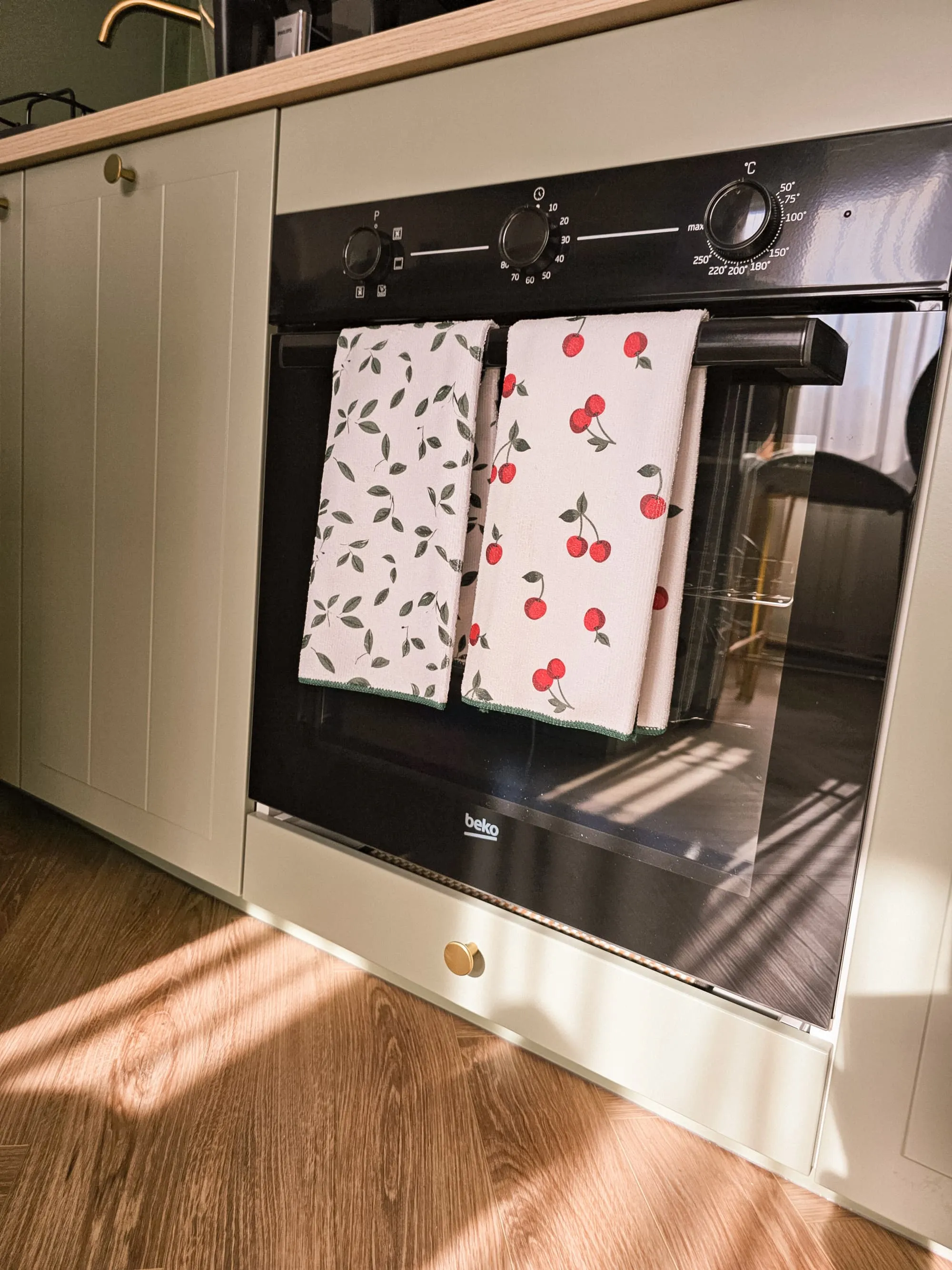 Piekarnik w kuchni Apartamentu Boho z dekoracyjnymi ręcznikami