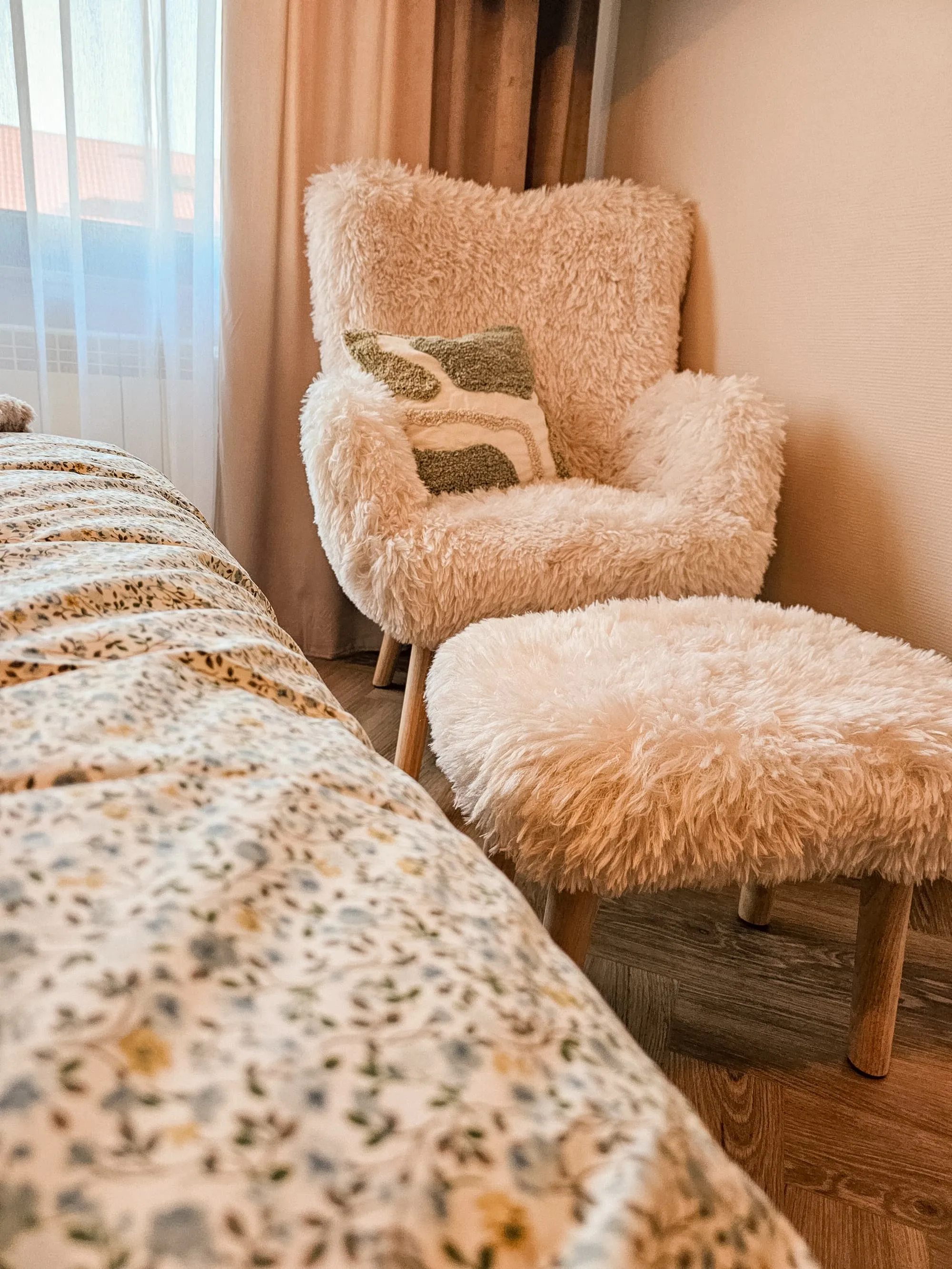 Miękki fotel z podnóżkiem w drugim pokoju Apartamentu Boho