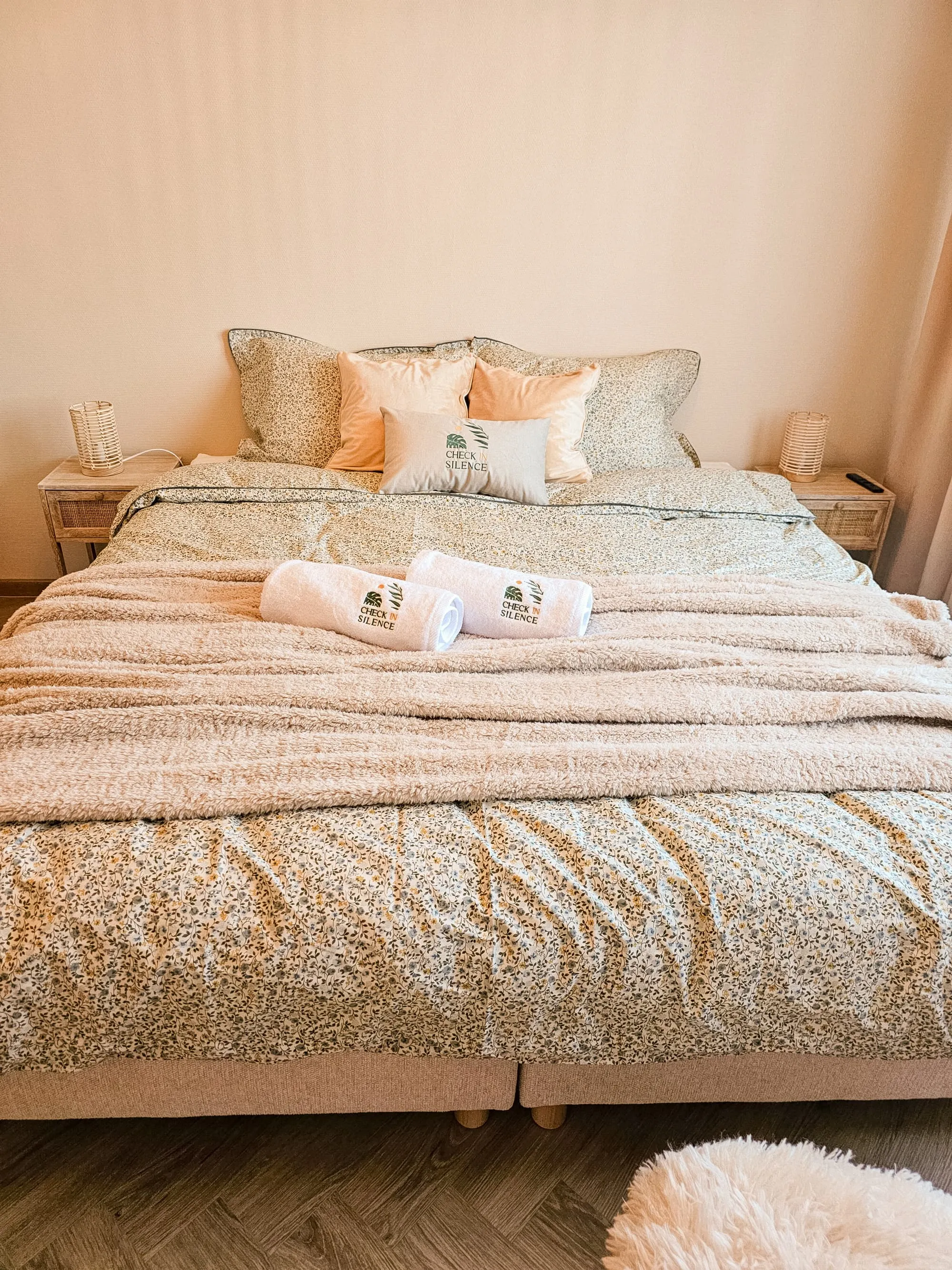 Drugi pokój Apartamentu Boho z połączonymi łóżkami i ręcznikami
