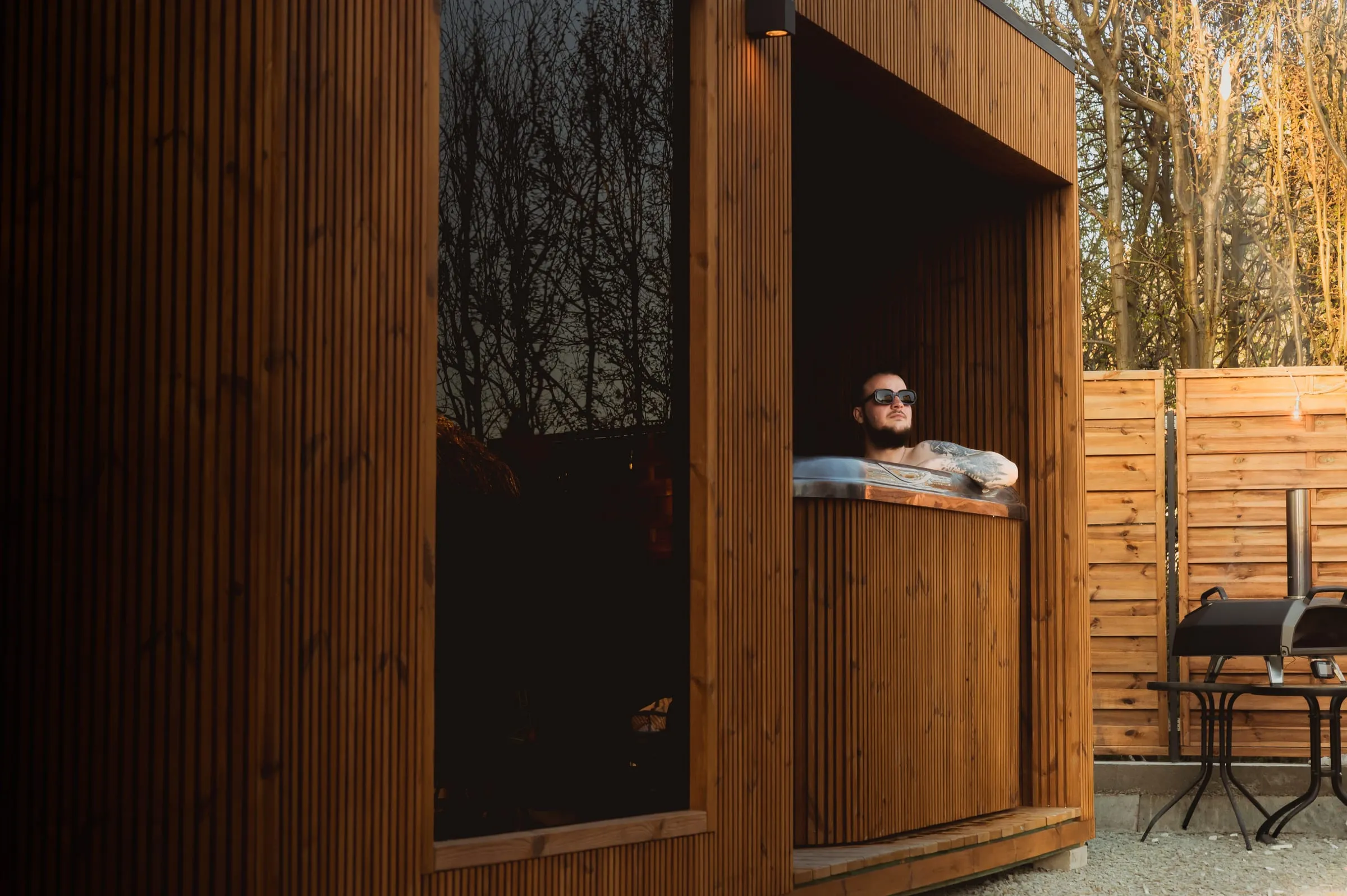 Jacuzzi w drewnianej Strefie Spa na zewnątrz