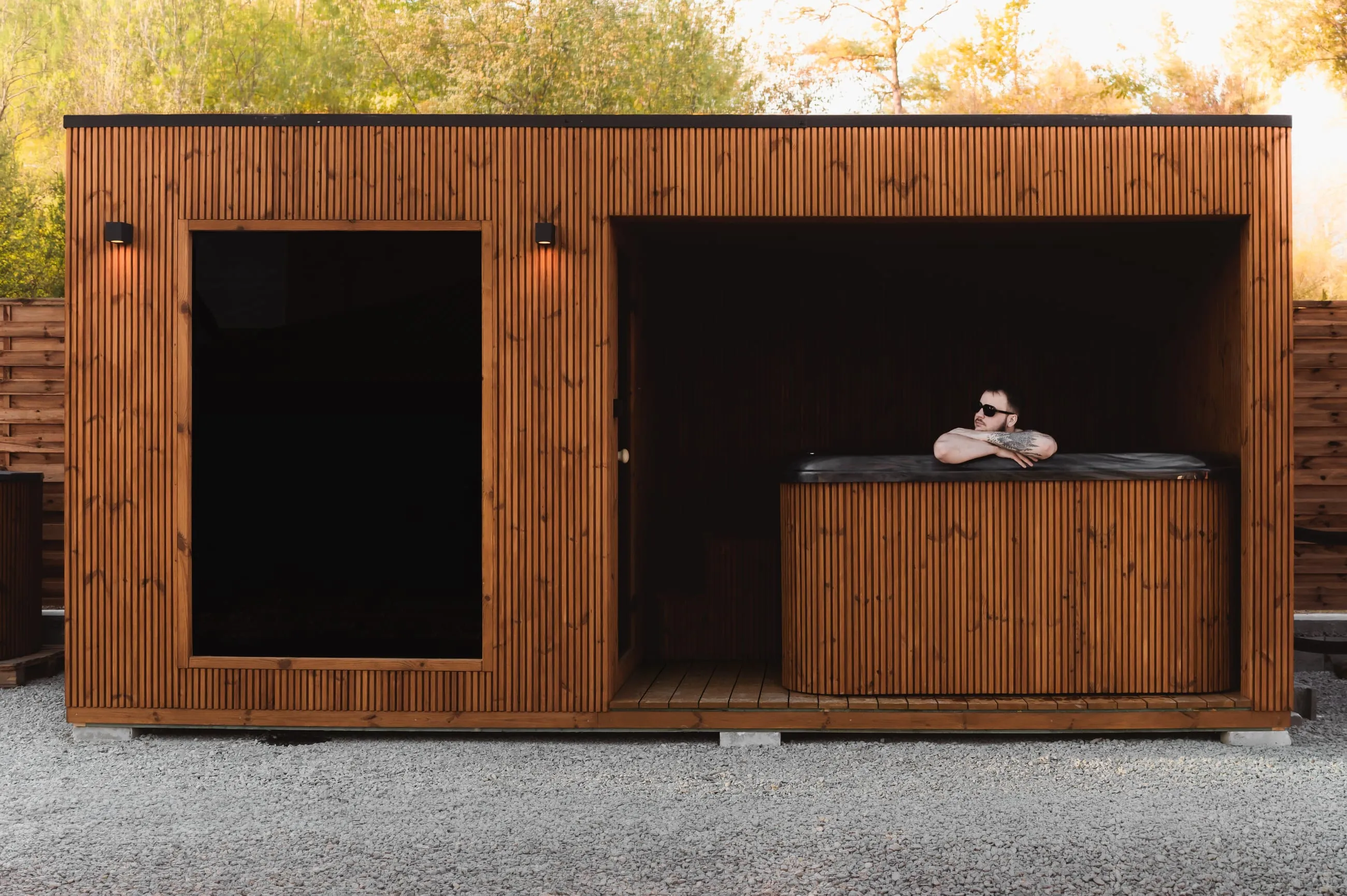 Zewnętrzna Strefa Spa z sauną i jacuzzi przy Check in Silence